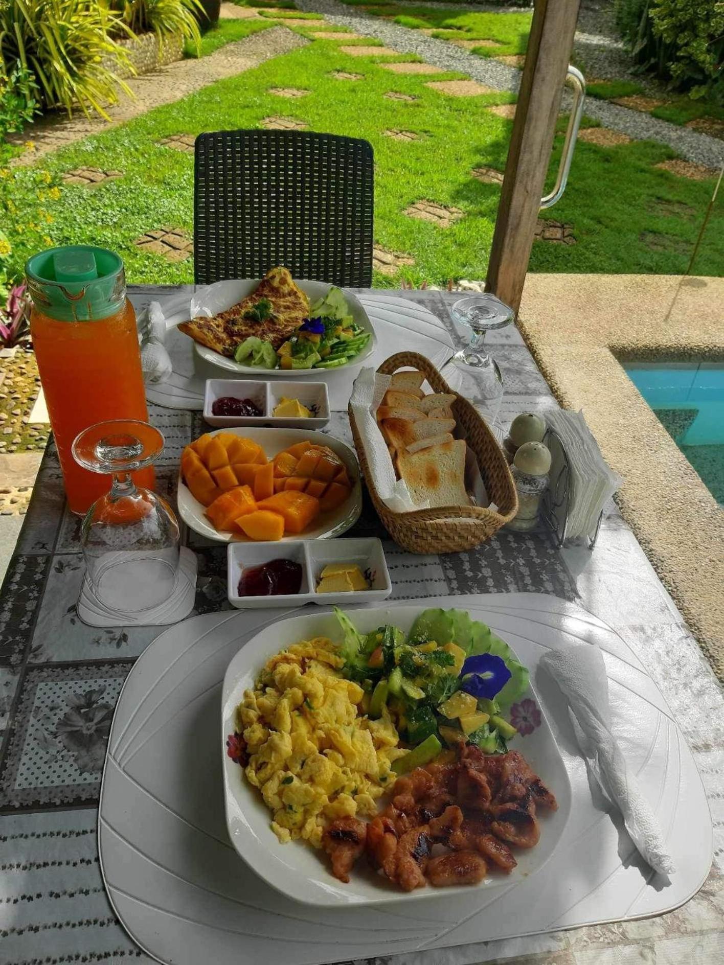 Casas De Ruumar Bed And Breakfast-Bar-Two Rooms For Family Available Clarin  Exterior photo